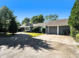 685 E Square Lake Rd, Troy, MI 48085