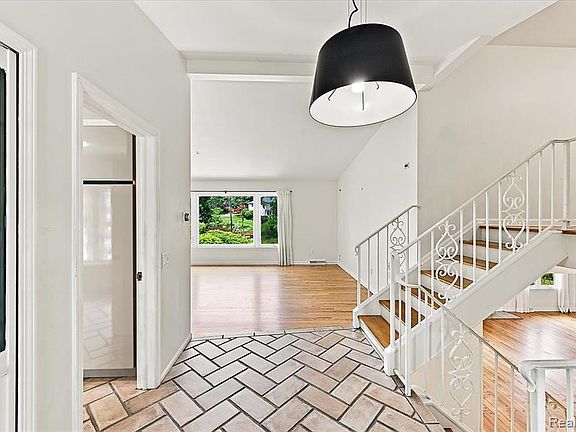 5th image of 980 Sandhurst Rd