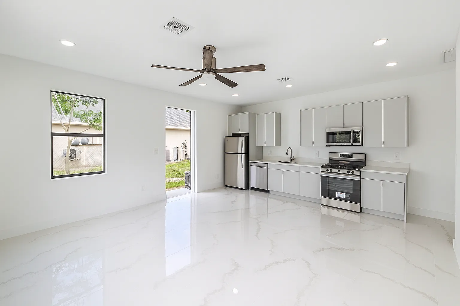 1 bed, 608 sqft, $1,350 — Photo 2