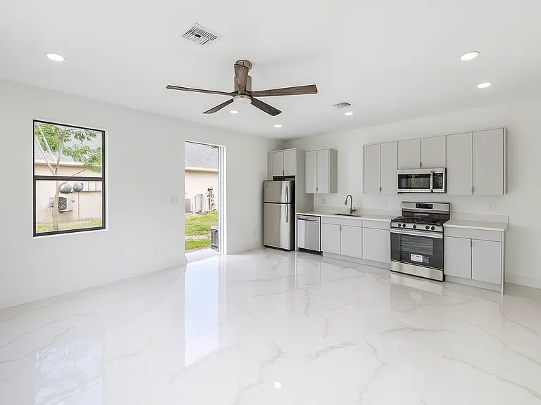 1051 Bassinger Ave S #A — Photo 2
