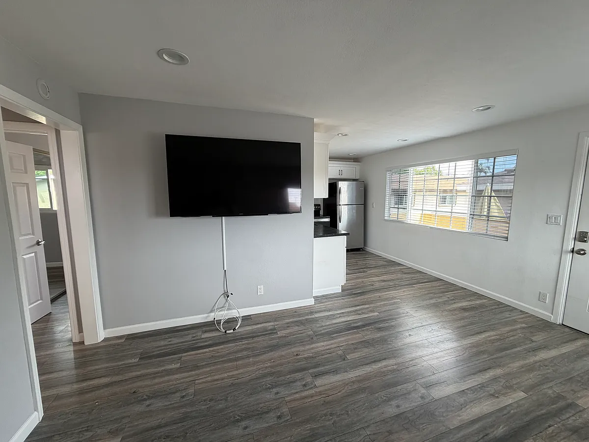 Building Photo - 724 James St #D