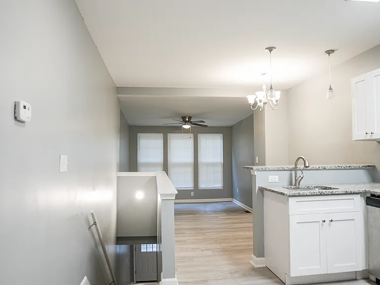 1535 W Fairmount Ave — Photo 9