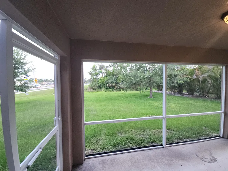 842 SE Walters Ter — Photo 11