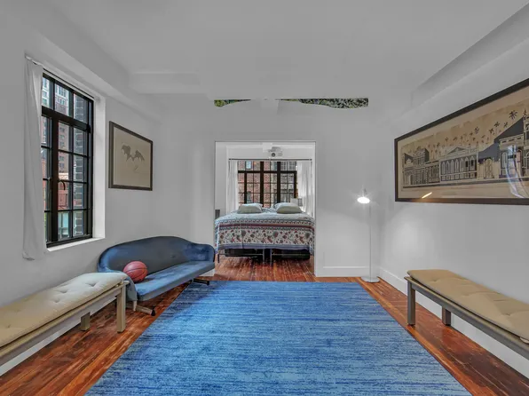 320 East 42nd Street image 2 of 15