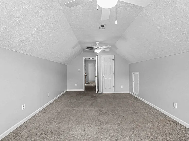 209 Lansing Ct — Photo 39