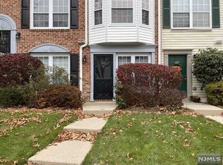 688 Plum Ter, Mahwah, NJ 07430