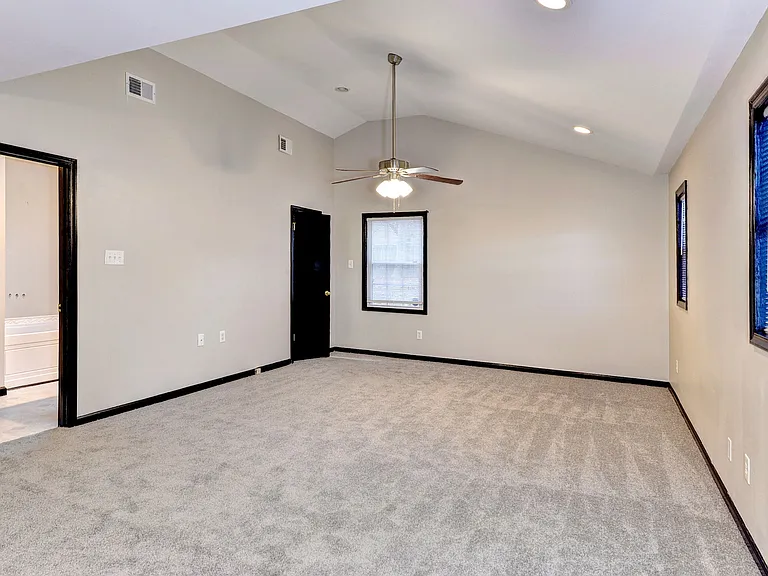 9106 Lost Forest Dr — Photo 15