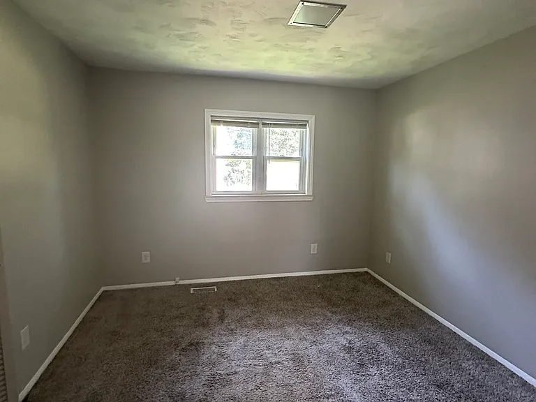 748 S Poplar St — Photo 10