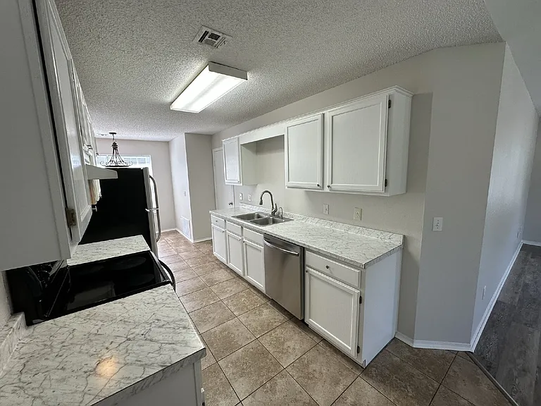 1306 Crescent St — Photo 7