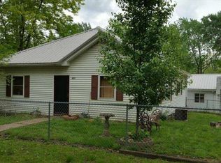 810 N 8th St, Benton, IL 62812