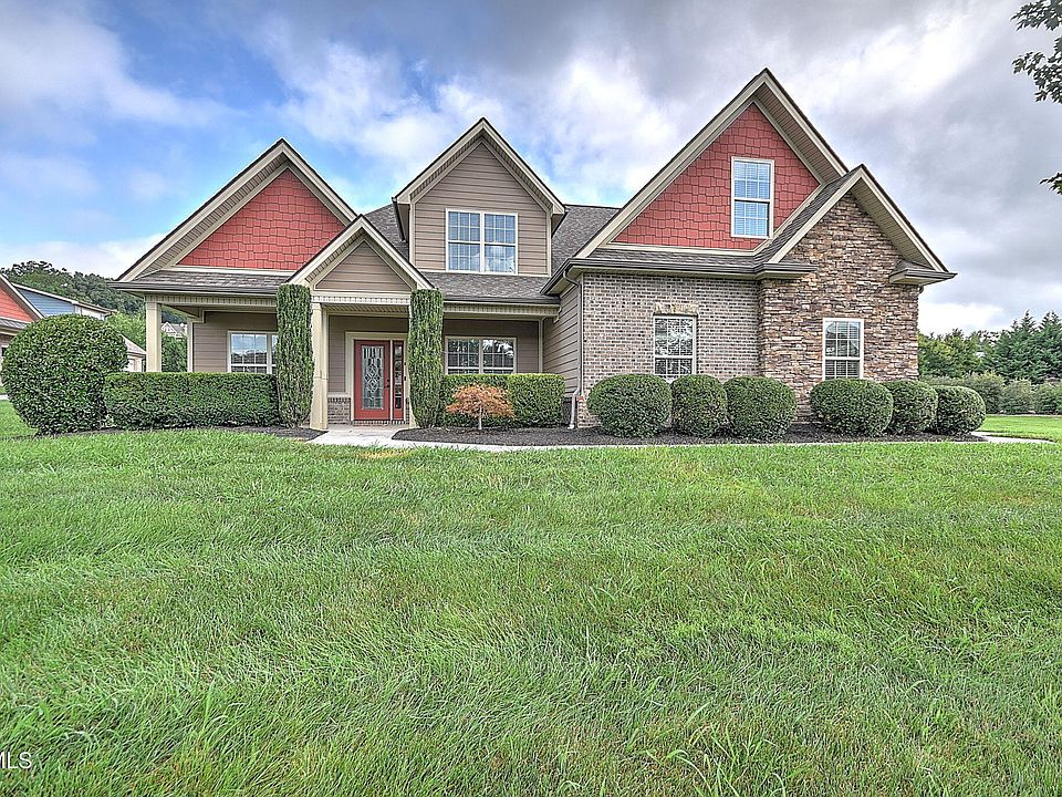 1st image of 204 W Hawthorne Ct
