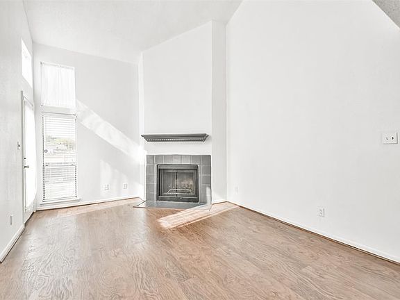 3rd image of 10855 Meadowglen Ln APT 821