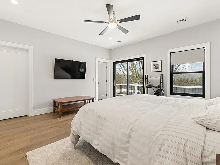 55 S Phillips Ave — Photo 34