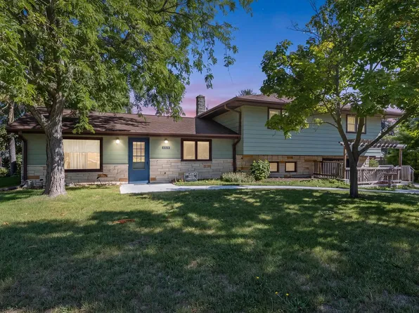 2320 E Sandy Acre ROAD, West Bend, WI 53090