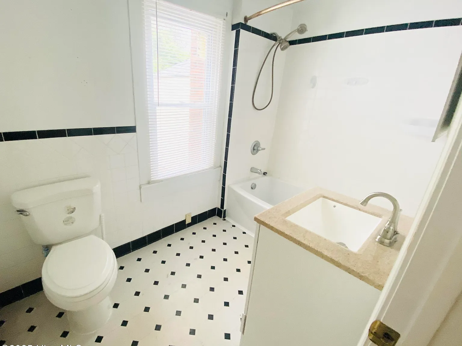 2 bed, 1.0 bath, $1,217 — Photo 4