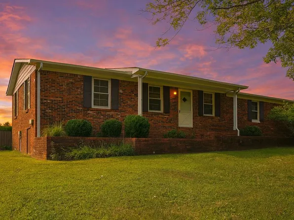385 Grand Orchard Dr, Hopkinsville, KY 42240