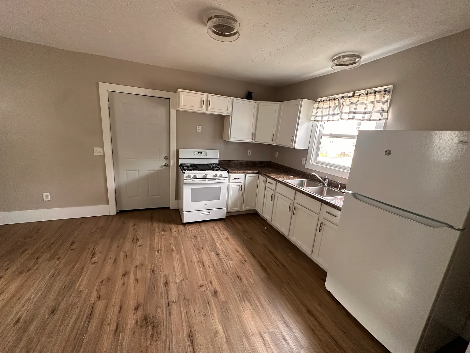 4 bed, 1451 sqft, $1,500 — Photo 1