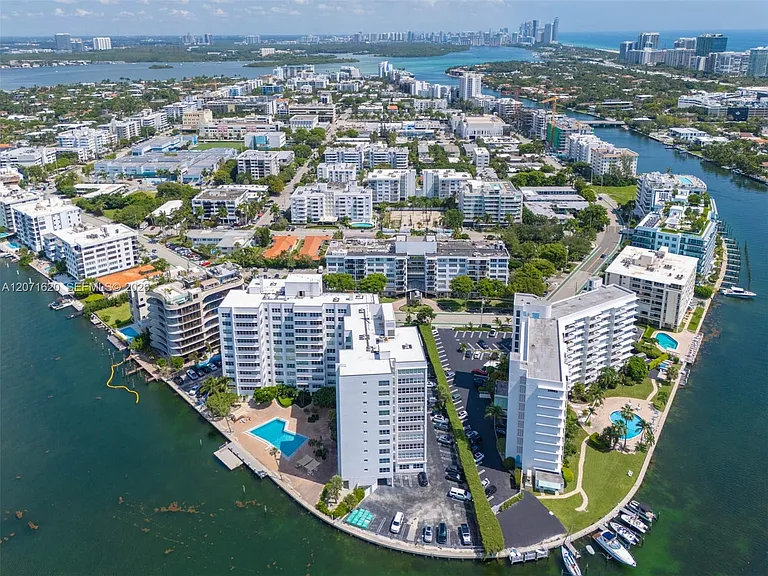 1001-91 Bay Hbr #511 — Photo 52
