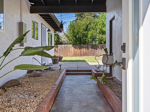 3rd image of 410 Cottonwood Drive