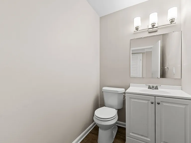 Country Club Apartments — Photo 28
