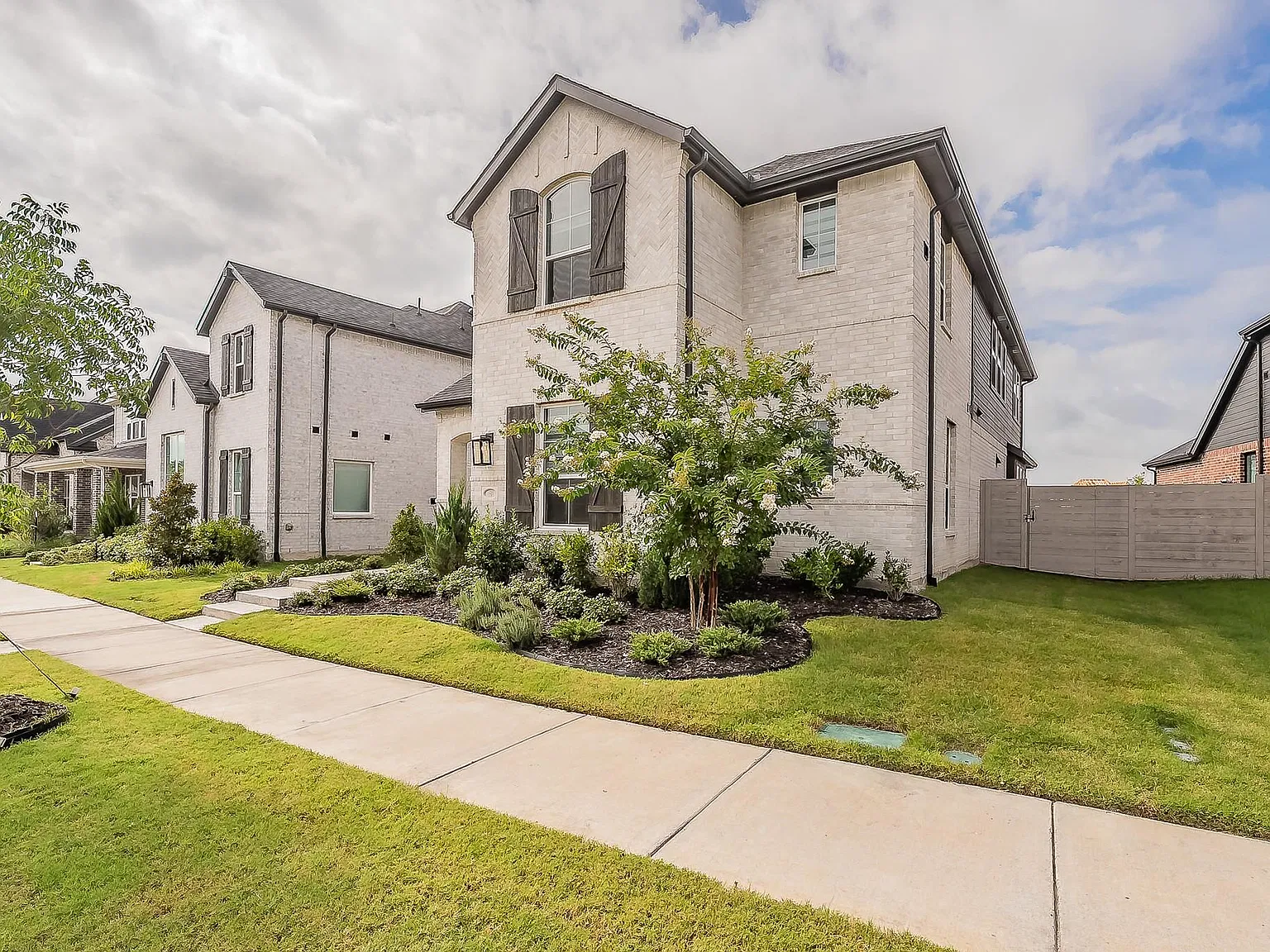 4 bed, 2432 sqft, $3,300 — Photo 3