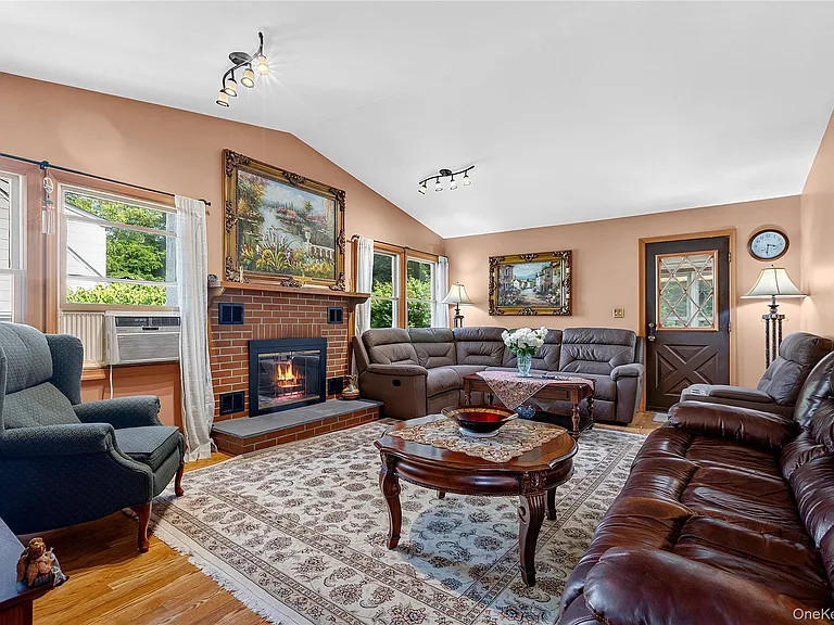 9 Cross Ln — Photo 2