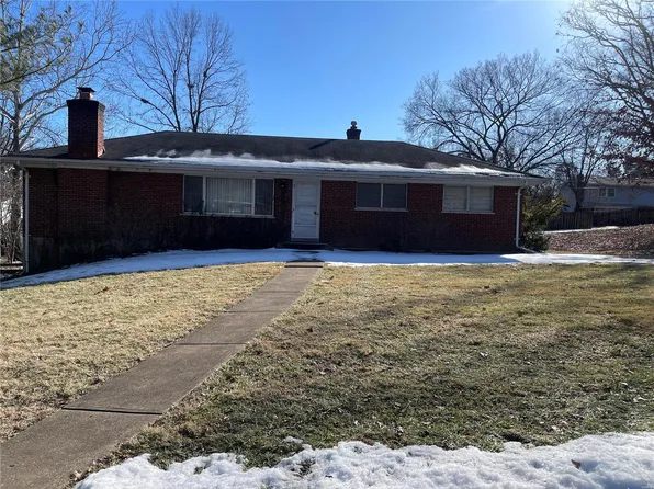 15 Hedgewood Ln, Ballwin, MO 63011