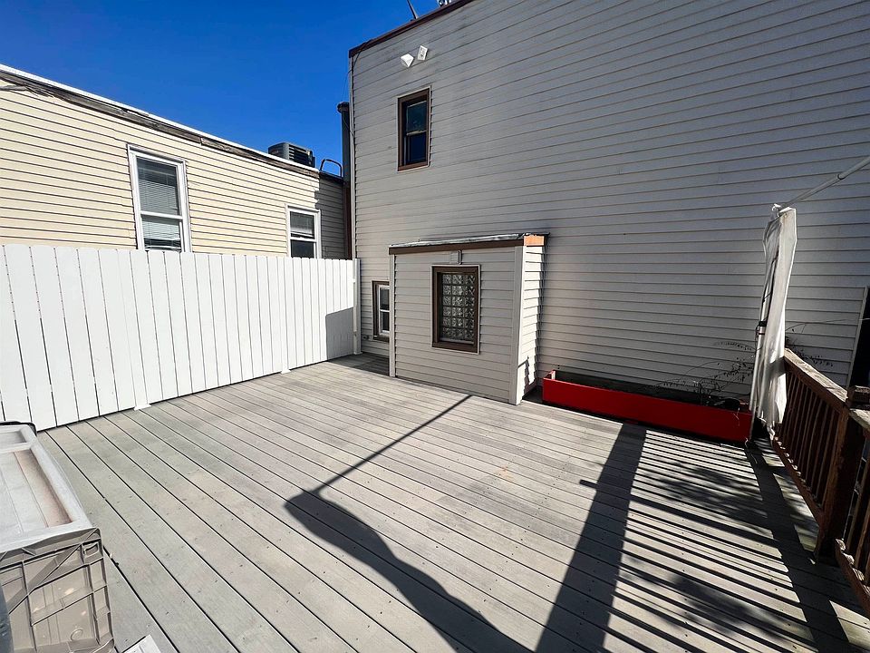 1st image of 119 Brunswick St #3