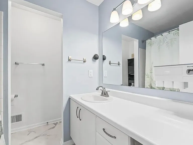 Full Bathroom Upstairs