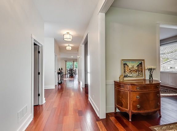 3rd image of 1926 Schiller Ave