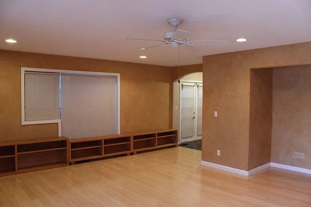 205 E John St — Photo 3