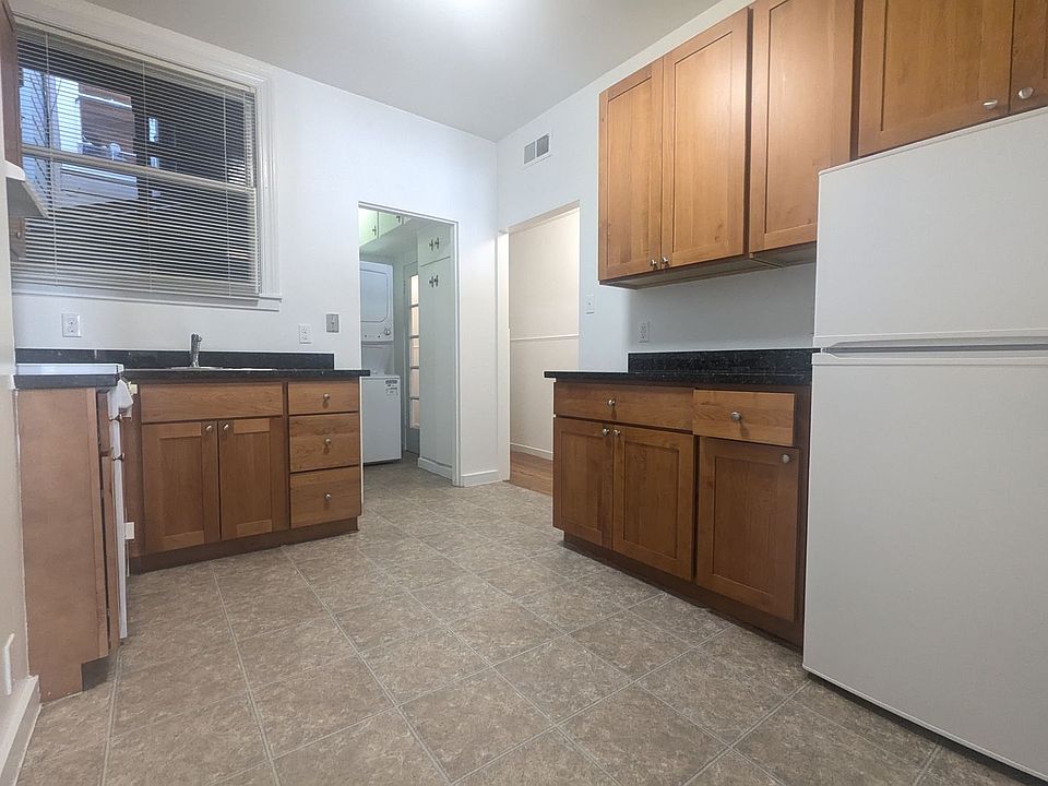 1st image of 1040-1050 Cole St #1042