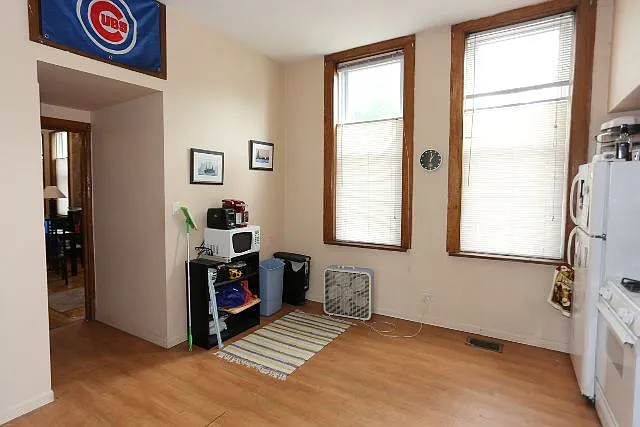 Impressive 3 Bed, 1 Bath at Roscoe + Hoyne (Roscoe Village) — Photo 4