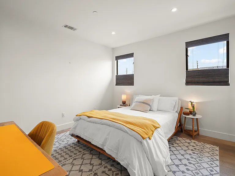 Second bedroom with en-suite full bath & walk-in closet