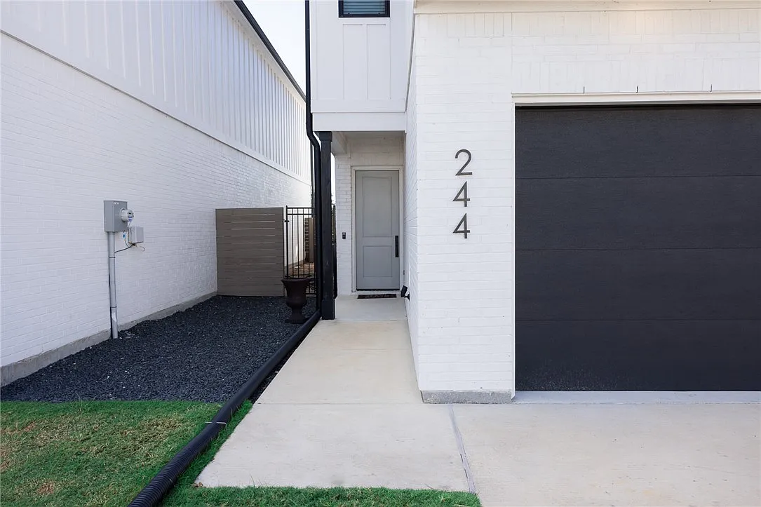 4 bed, 4.5 bath, 2453 sqft, $4,000 — Photo 2