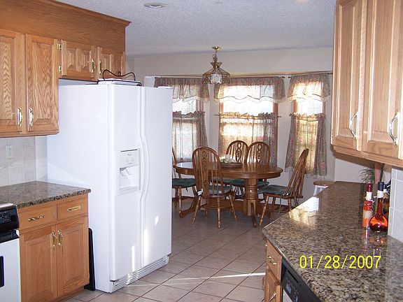 Kitchen w/granite & tile 