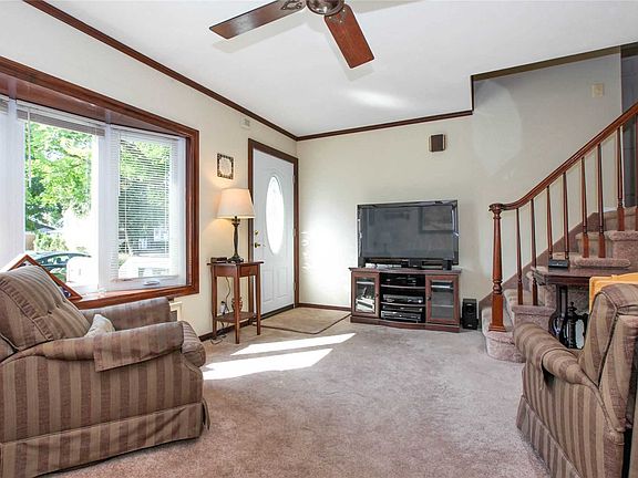 5th image of 42 Sherwood Dr