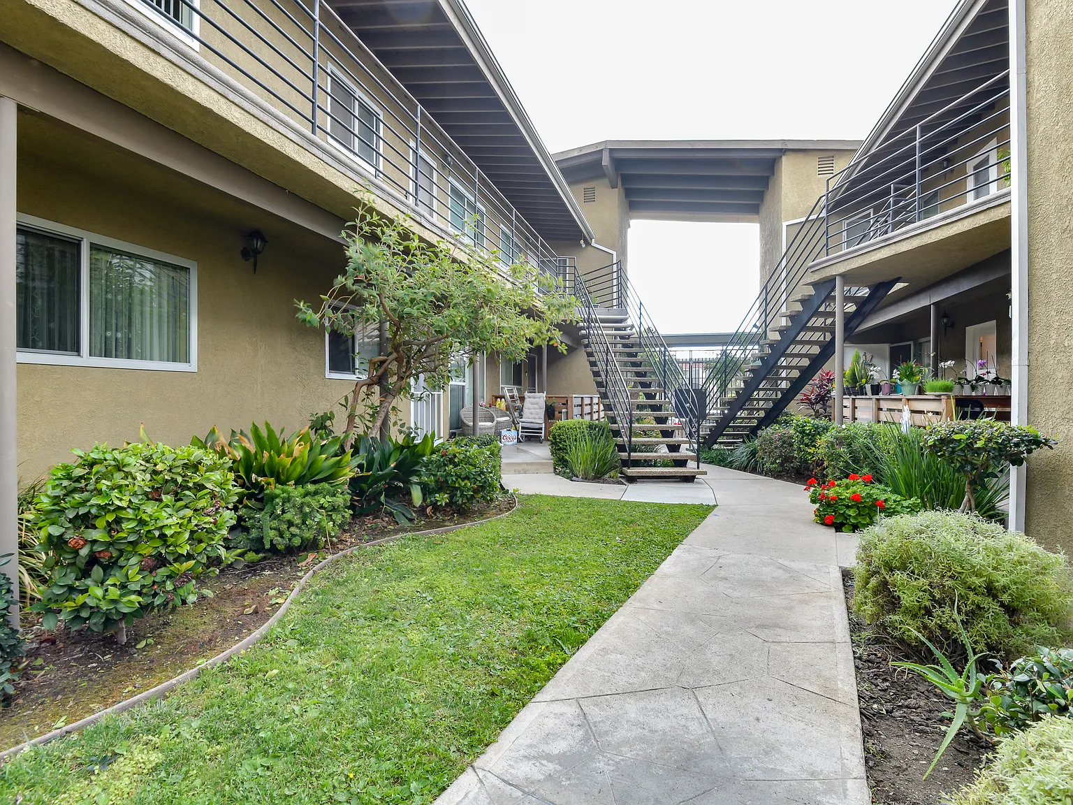 2 bed, 900 sqft, $2,700 — Photo 3