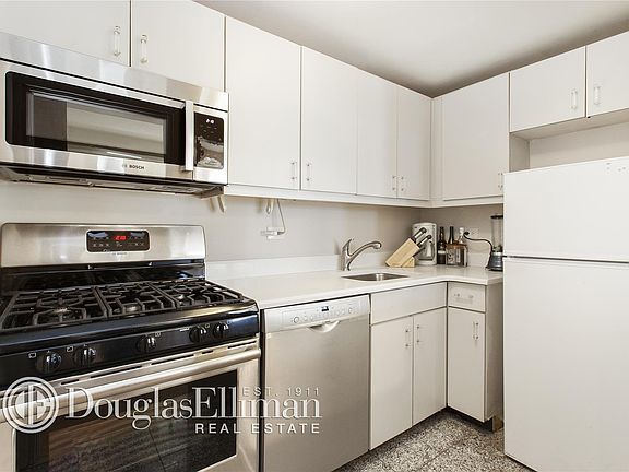 4th image of 43 W 61st St APT 23Z