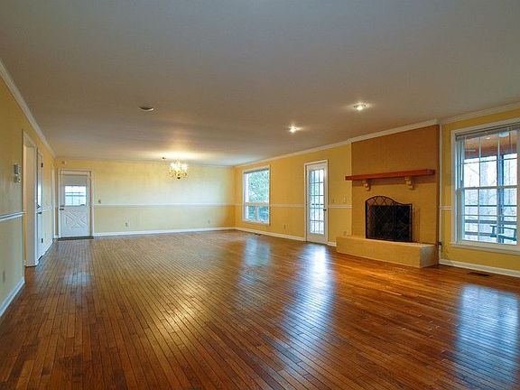 Great Room w/fireplace