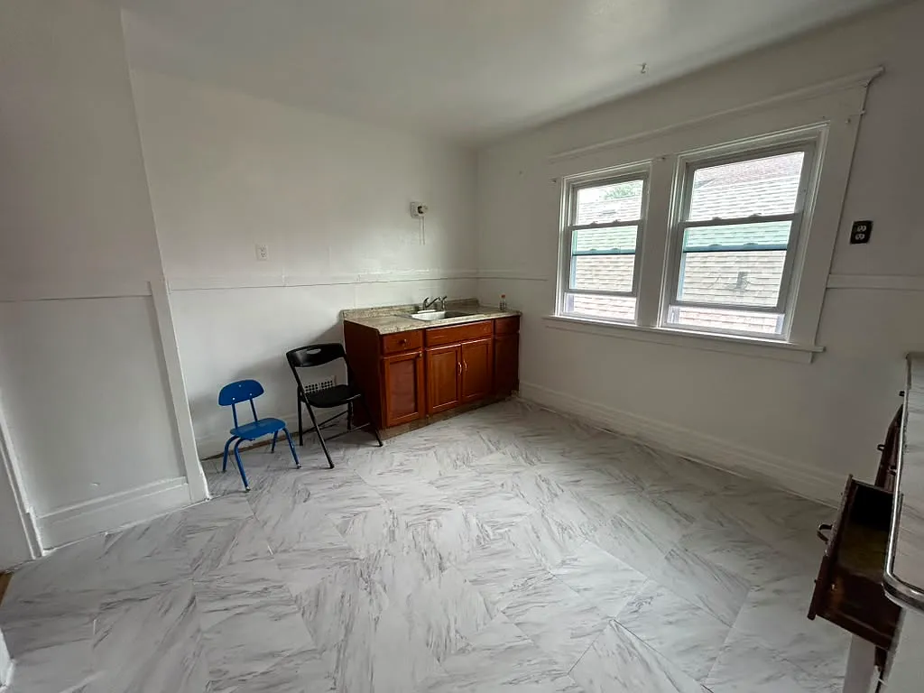 3 bed, 1100 sqft, $1,200 — Photo 3