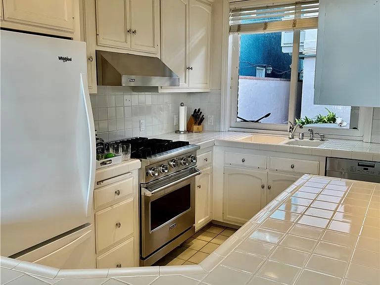 1009 N Bay Front — Photo 9