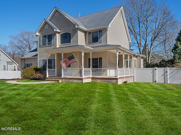 4th image of 687 Lake Barnegat Drive