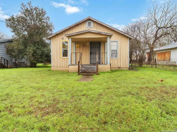 407 Sabine St, Lockhart, TX 78644