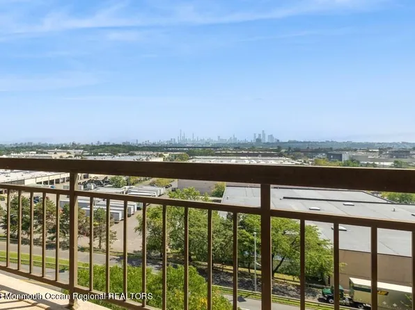 811 Harmon Cove Tower, Secaucus, NJ 07094
