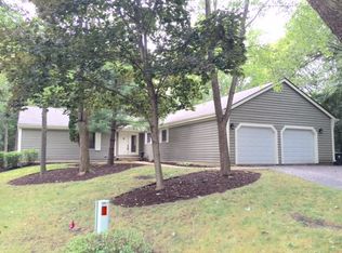 195 Hamilton Ct, Lake Bluff, IL 60044