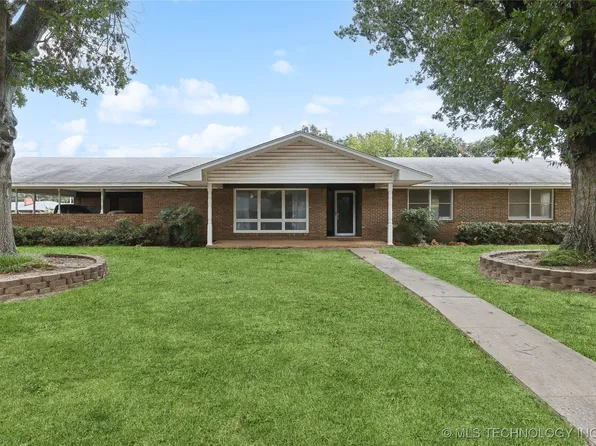 809 W Spring Ave, Checotah, OK 74426