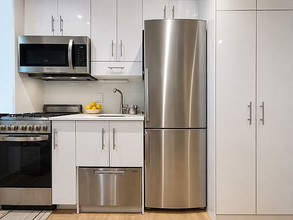 4th image of 102 Norfolk St APT 4