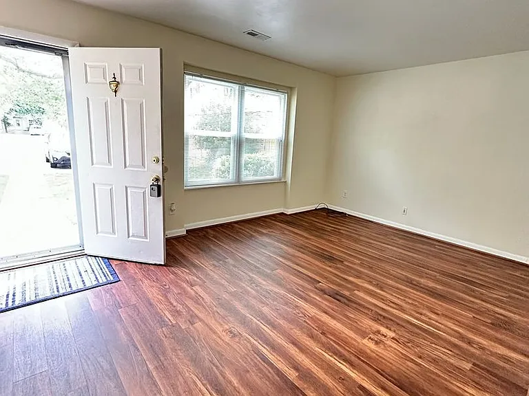 2105 London Company Way — Photo 4