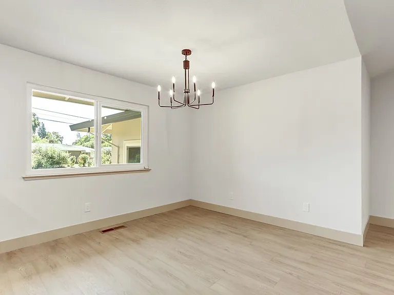 965 Jonas Ave — Photo 11